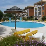 Appartement Luxurious First Floor With Balconies Overlooking Pool And Gardens.