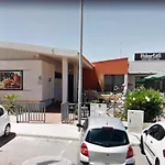 Luxurious First Floor With Balconies Overlooking Pool And Gardens. Appartement Albufeira