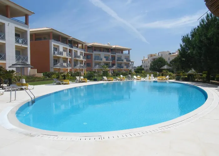 Luxurious First Floor With Balconies Overlooking Pool And Gardens. * Албуфейра