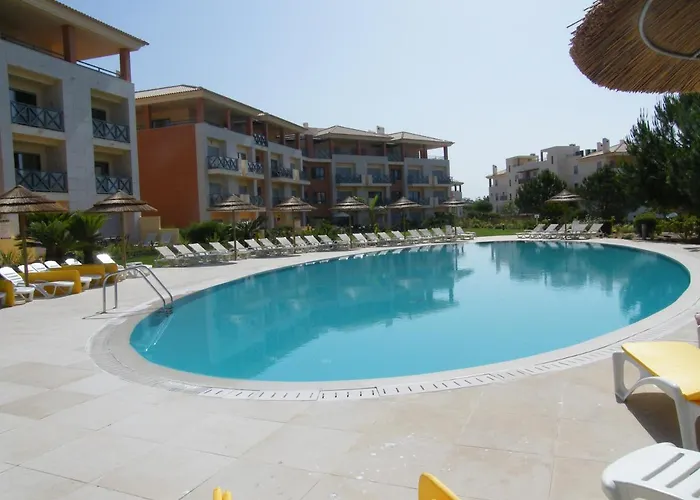 Luxurious First Floor With Balconies Overlooking Pool And Gardens. Албуфейра