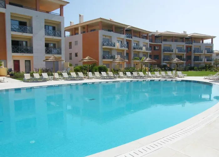 Luxurious First Floor With Balconies Overlooking Pool And Gardens. Апартаменты