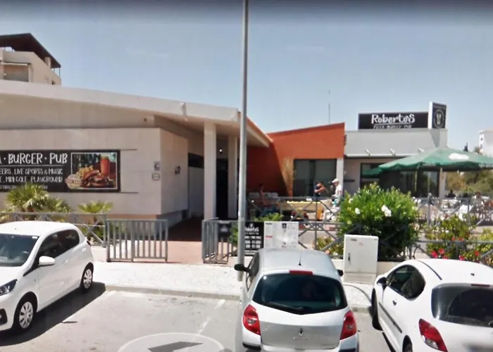 Luxurious First Floor With Balconies Overlooking Pool And Gardens. Апартаменты Албуфейра